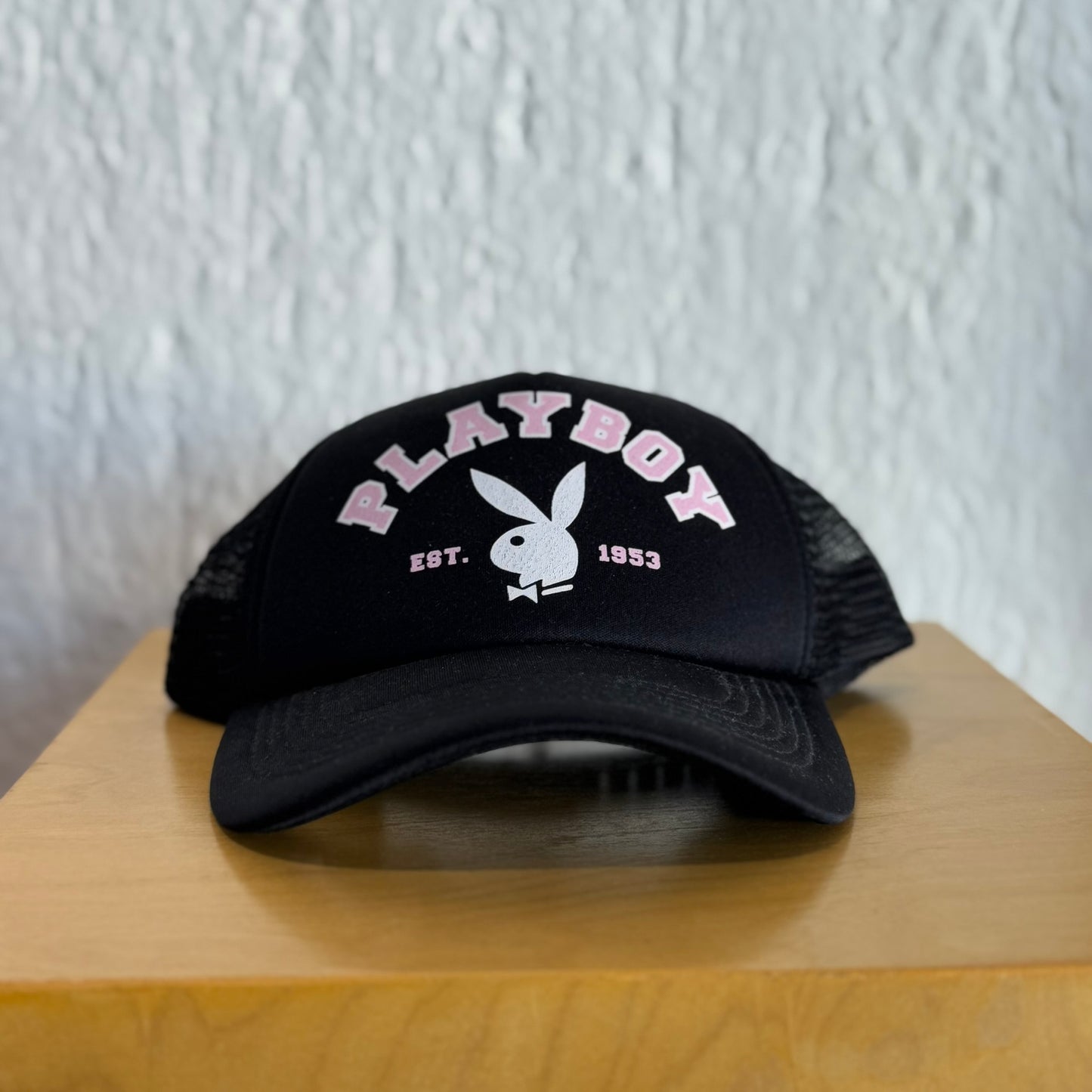 Gorra PlayBoy Trucker Negro con Rosa